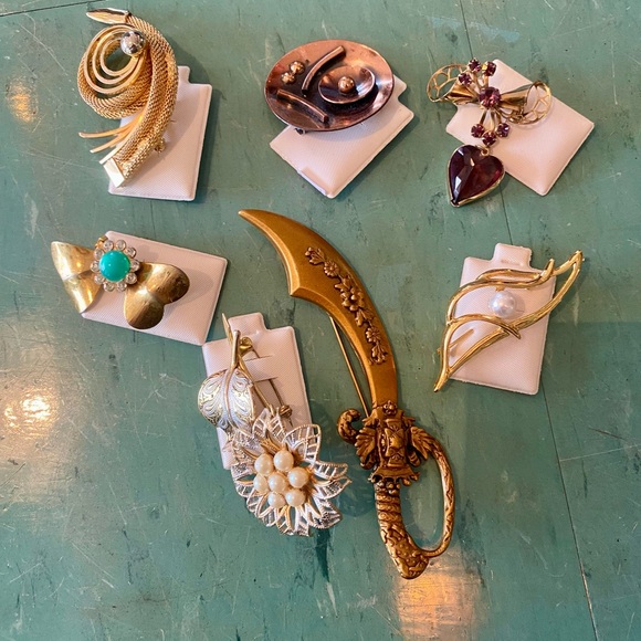 Jewelry - Vintage brooch lot of 7 gold tone stone pearl